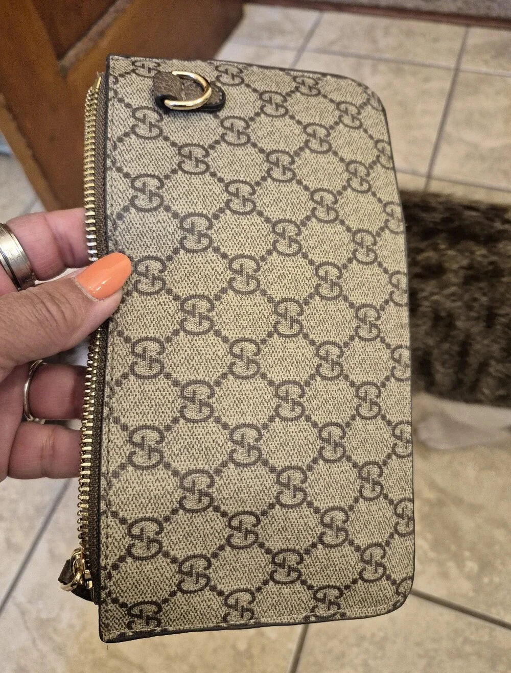 Gucci Beige GG Supreme Zip pouch - Picture 2 of 6